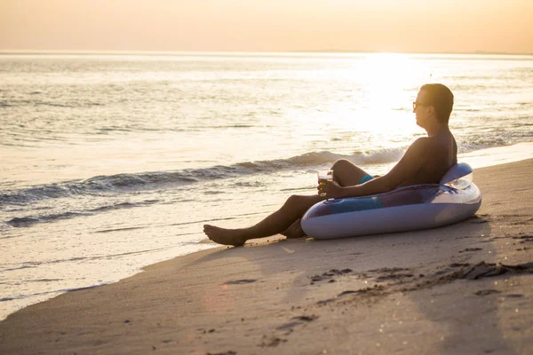Plaj sunset Bulvarında ing yuvarlağına bir bardak bira içme dostum ve meslek dinlenmek onun yaz keyfini çıkarın