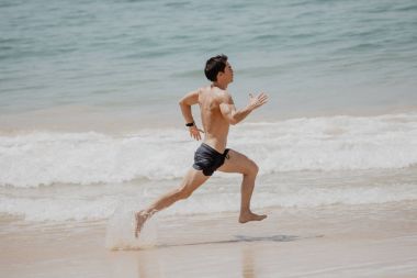 Genç adam plaj yaz iş koşma dışarı uygun