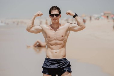 yakışıklı genç kaslı erkek model sahilde yaz keyfi