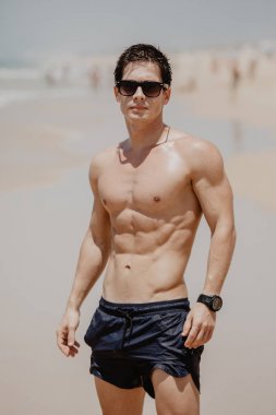 yakışıklı genç kaslı erkek model sahilde yaz keyfi