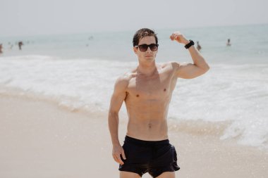 Okyanus dalgaları kazasında arkasında olarak sahilde yürüyen kas Hawaii adam