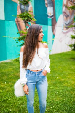 Şehir sokak poz poz rahat bir genç kadın Giydir