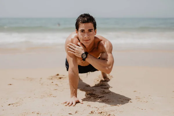 Fitness man exercising push ups smiling happy. Male fitness model cross-training on beach. — Stock Photo, Image