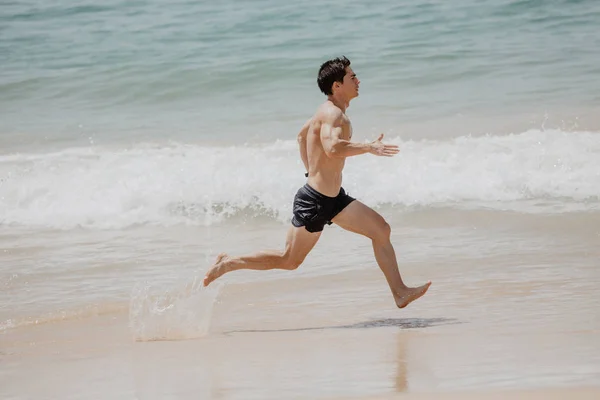 Fit young man running work out at the beach summer — Stock Photo, Image
