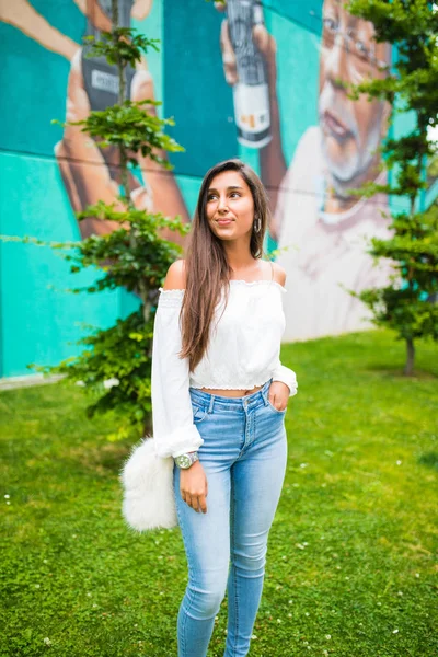 Şehir sokak poz poz rahat bir genç kadın Giydir