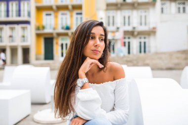 Sokak şehir sokak yaz aylarında genç güzel kadın portresi