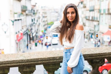 Güzel kadın seyahat ve Porto Caddesi ile yüksek noktadan bakıyor. Yaz