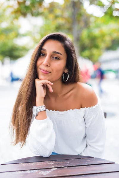 Retrato de mulher bonita relaxando no banco no parque — Fotografia de Stock