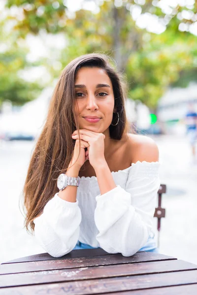 Retrato de Jovem bela mulher sentada ao ar livre — Fotografia de Stock