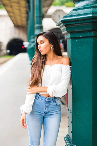 Young woman posing at platform on train station. Waiting a train or metro — Stock Photo, Image