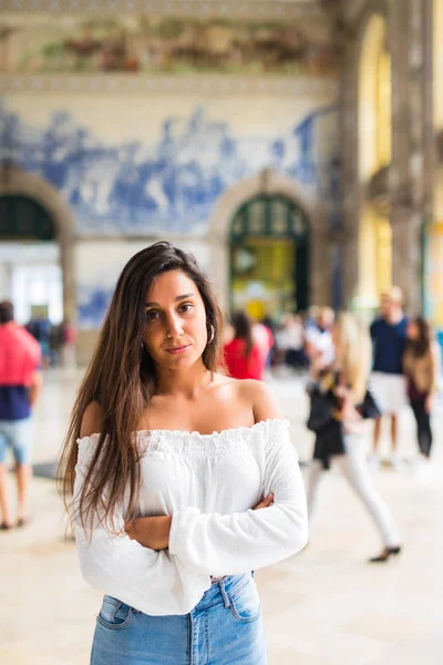 Beleza jovem na estação ferroviária de São Bento com telhas famosas — Fotografia de Stock