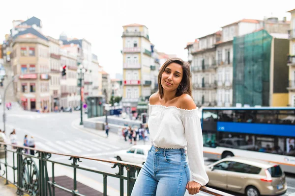 Mladá žena cestující těšit a Pózování na barevné ulici v Porto, Portugalsko — Stock fotografie