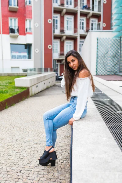 Şehirde eğleniyor uzun saç modeli ile serin kız.