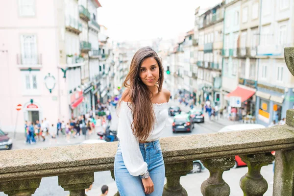 Retrato de mulher sorridente feliz em pé na praça no verão ensolarado ou dia de primavera fora, mulher sorridente bonito olhando para você, atraente menina desfrutando de verão — Fotografia de Stock