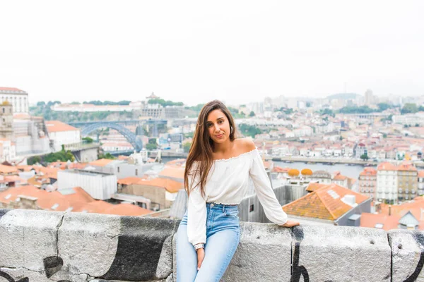 Όμορφες νεαρές ενήλικες γυναίκες ποζάρουν στο Porto panorama city στον ορίζοντα στο παρασκήνιο. — Φωτογραφία Αρχείου