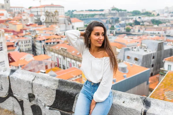 Mladá žena pózuje na panorama z Porto, Portugalsko. — Stock fotografie