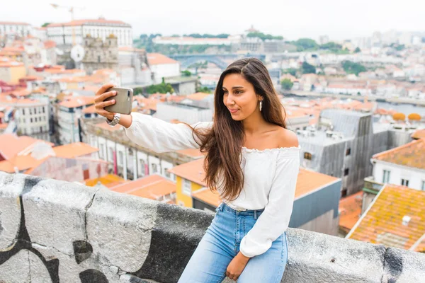 Nuori nainen poseeraa Porton panoraamassa, Portugali . — kuvapankkivalokuva