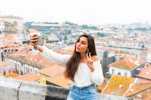 Jovem bela mulher Turistas tirar selfie em vista do ponto de vista do Porto, Portugal — Fotografia de Stock