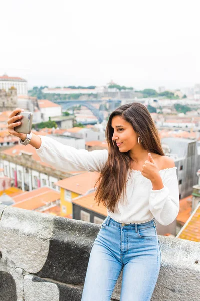 Joven hermosa mujer turistas tomar selfie en punto de vista de Porto, Portugal — Foto de Stock