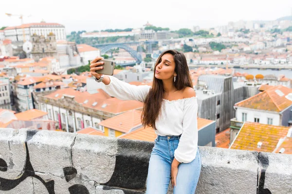 Młoda piękna kobieta turystów zrobić selfie w punktu widzenia, Porto, Portugalia — Zdjęcie stockowe