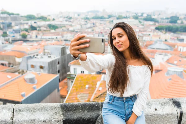 Vista de uma menina tirar selfie no telefone no Porto vista panorâmica no verão dia ensolarado — Fotografia de Stock