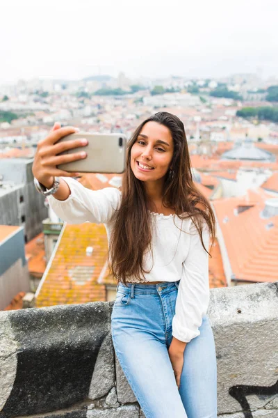 Vista de uma menina tirar selfie no telefone no Porto vista panorâmica no verão dia ensolarado — Fotografia de Stock