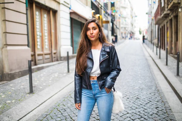 Verão ensolarado estilo de vida moda retrato de jovem mulher elegante andando na rua — Fotografia de Stock