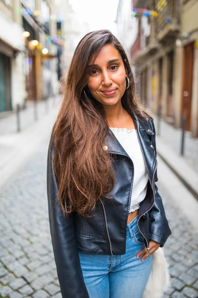 Bela jovem mulher andando rua de verão cidade europeia — Fotografia de Stock