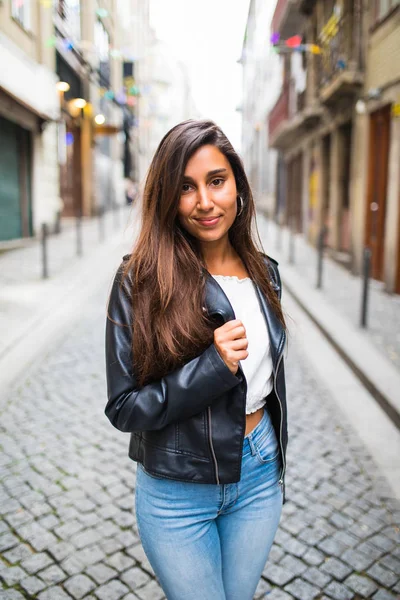 Bela jovem mulher andando rua de verão cidade europeia — Fotografia de Stock