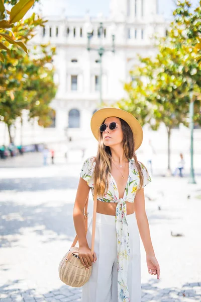 Divatosan öltözött nő az utcán egy kis Portugália, gyönyörű nyári nap — Stock Fotó