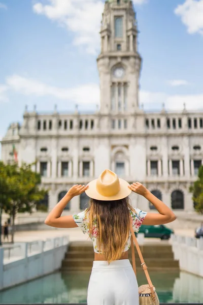 Jeune jolie fille gaie hipster posant dans la rue à la journée ensoleillée, s'amusant seul, concept de voyage. Été — Photo