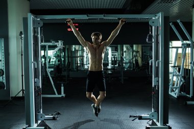 çok güç atletik adam, egzersiz spor salonunda yatay çubuk üzerinde sıkma yürütmek