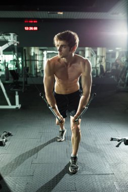 Sağlık kulübü atlar kadar adım yapan erkek. Adam Step bacaklarına egzersiz.