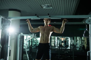 çok güç atletik adam, egzersiz spor salonunda yatay çubuk üzerinde sıkma yürütmek