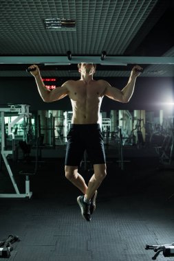 çok güç atletik adam, egzersiz spor salonunda yatay çubuk üzerinde sıkma yürütmek