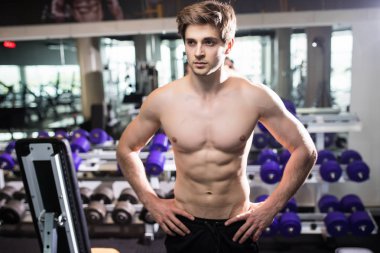 Kaslı adam, triceps, güçlü erkek çıplak gövde abs. Fitness egzersizleri yapıyor spor salonunda egzersiz