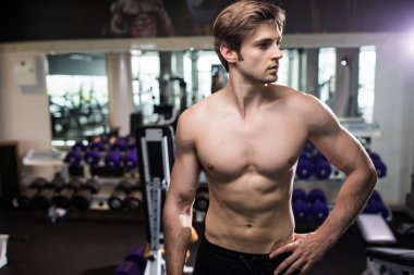 Kaslı adam, triceps, güçlü erkek çıplak gövde abs. Fitness egzersizleri yapıyor spor salonunda egzersiz