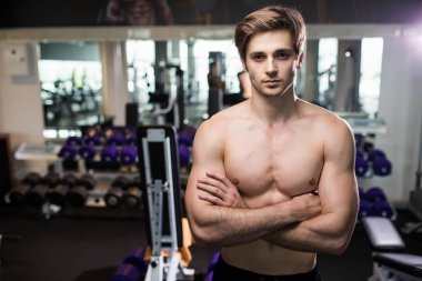 çok güç atletik adam, spor salonunda egzersiz halter ile yürütmek