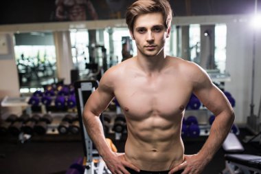 Kaslı adam, triceps, güçlü erkek çıplak gövde abs. Fitness egzersizleri yapıyor spor salonunda egzersiz