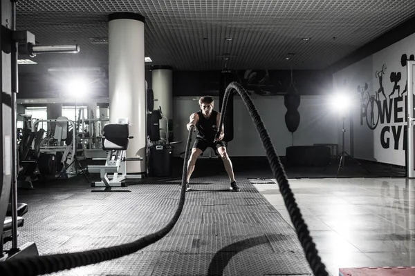 Homens fortes com cordas de batalha exercício de cordas de batalha no ginásio de fitness. CrossFit . — Fotografia de Stock