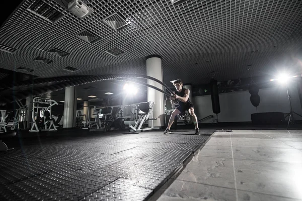 Homme athlétique faisant quelques exercices de cross-training avec une corde dans la salle de gym. Crossfit — Photo
