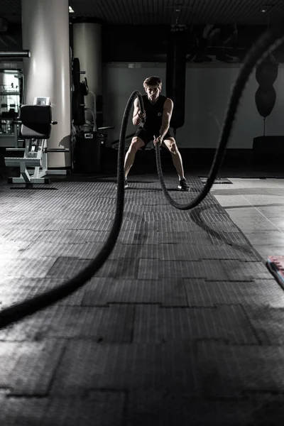 CrossFit vechten touwen op gym training oefening. CrossFit — Stockfoto