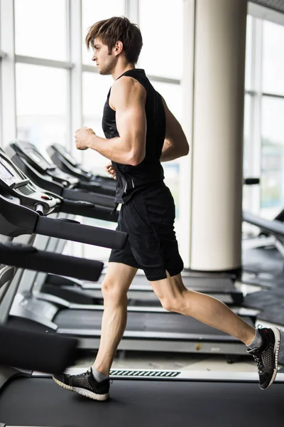 Esporte, fitness, estilo de vida, tecnologia e conceito de pessoas - homem sorridente exercitando-se em esteira na academia — Fotografia de Stock