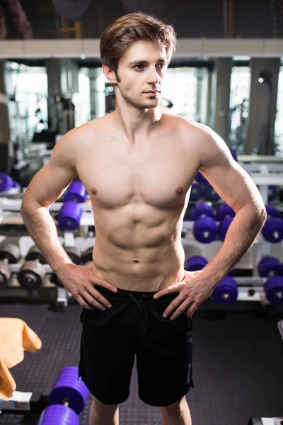 Μυώδης άνδρας που εργάζονται έξω στο γυμναστήριο κάνοντας ασκήσεις στο τρικέφαλος μύς, ισχυρό αρσενικό γυμνό κορμό abs. Fitness — Φωτογραφία Αρχείου
