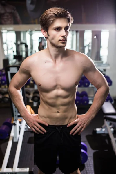 Μυώδης άνδρας που εργάζονται έξω στο γυμναστήριο κάνοντας ασκήσεις στο τρικέφαλος μύς, ισχυρό αρσενικό γυμνό κορμό abs. Fitness — Φωτογραφία Αρχείου