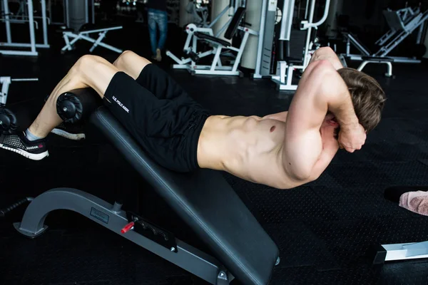 Homem muscular exercitando-se fazendo sentar-se exercício . — Fotografia de Stock