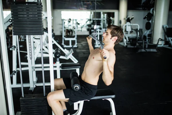 Brutale Kaukasische knappe fitness mannen op dieet opleiding borst oppompen van lichaam. Sportschool oefeningen — Stockfoto