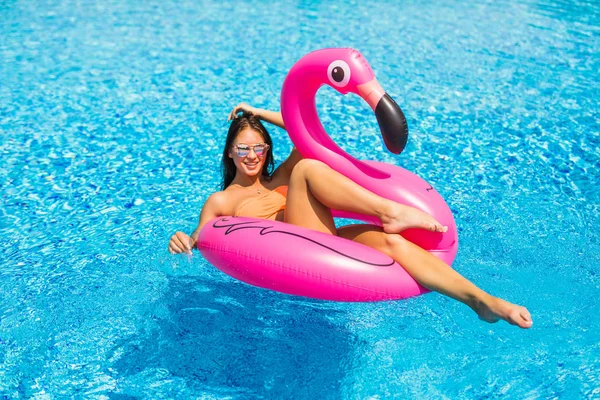 Enjoying vacation young girl with sunglasses in the swimming pool. — Stock Photo, Image