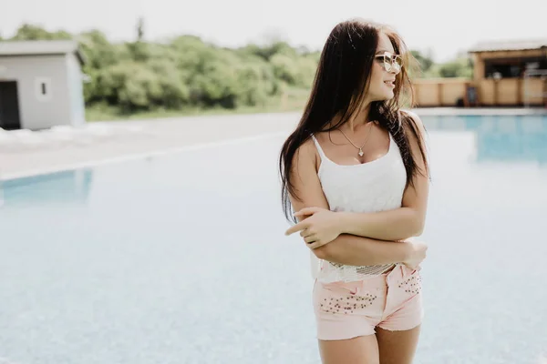 섹시 한 여자 수영장 근처 편안한 화려한입니다. 여름 휴가 럭셔리. — 스톡 사진