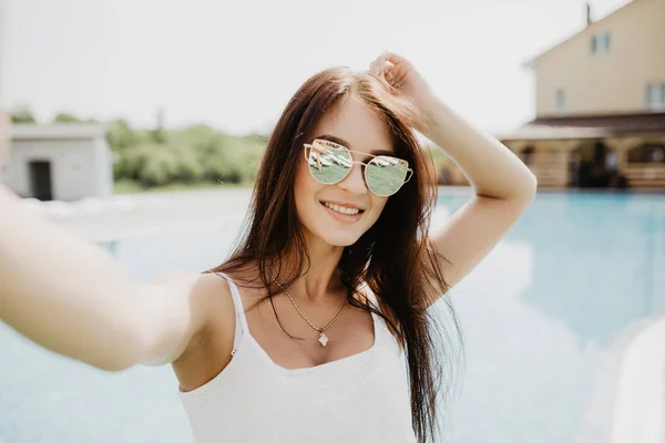 Portrait de belle fille prenant un selfie à la piscine. Plaisir d'été — Photo